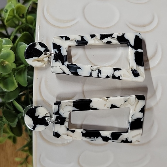 🔥LAST PAIR🔥 Dalmatian Mosaic Lucite Drop Earrings - Picture 3 of 7